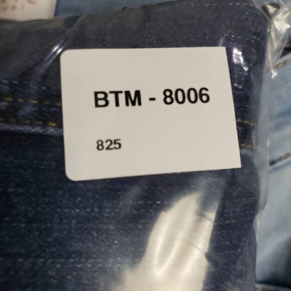 Maurices Medium Wash Denim Shorts Women’s Size 20 Plus Stretch Jean Cuffed - Picture 7 of 7